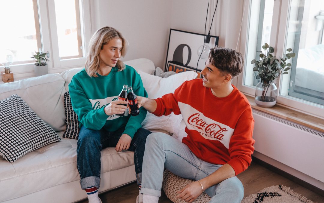 MUSTETTA HIUKSISSA JA TUUBIHUIVIN PALUU – JÄRKYTTÄVIMMÄT TYYLIMOKAMME / OLOHUONE -PODCAST